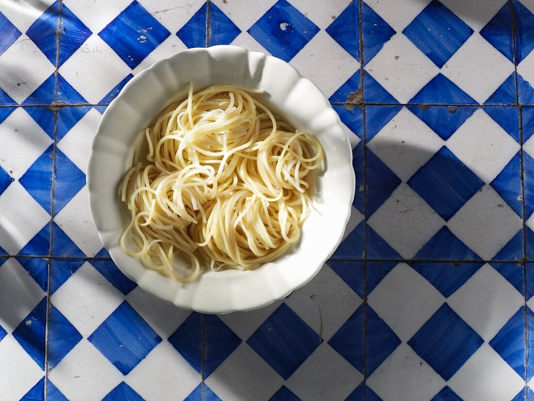 Cooked spaghetti in a dish (view from above)