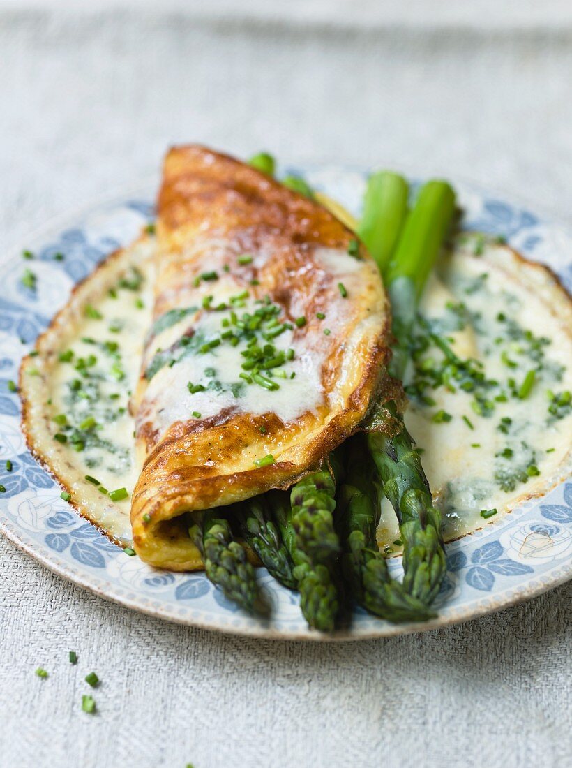 Asparagus omelette with cheese sauce