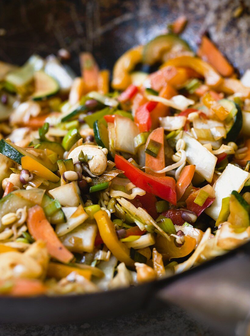 Stir-fried vegetables with bean sprouts and cashew nuts (close-up)