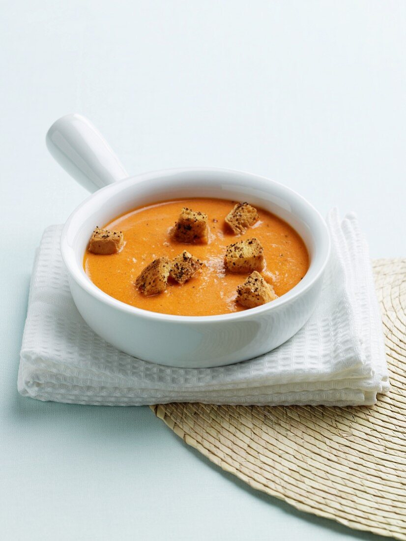Suppe aus gerösteter Paprika mit Knoblauch-Croûtons