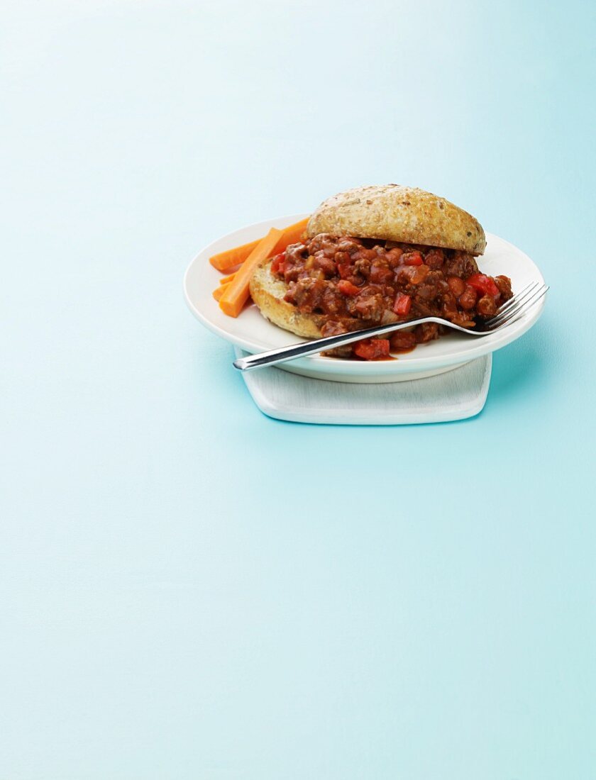 Sloppy Joe (Burger mit Hackfleischsauce, USA) und Karottensticks