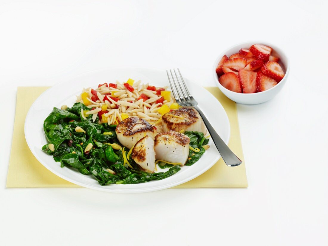 Gebratene Jakobsmuscheln mit Spinat und Orzo-Paprika- Salat