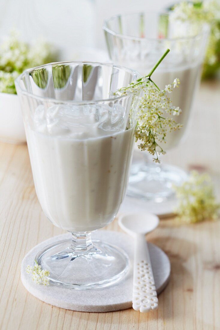 Holunderblütenjoghurt in Gläsern