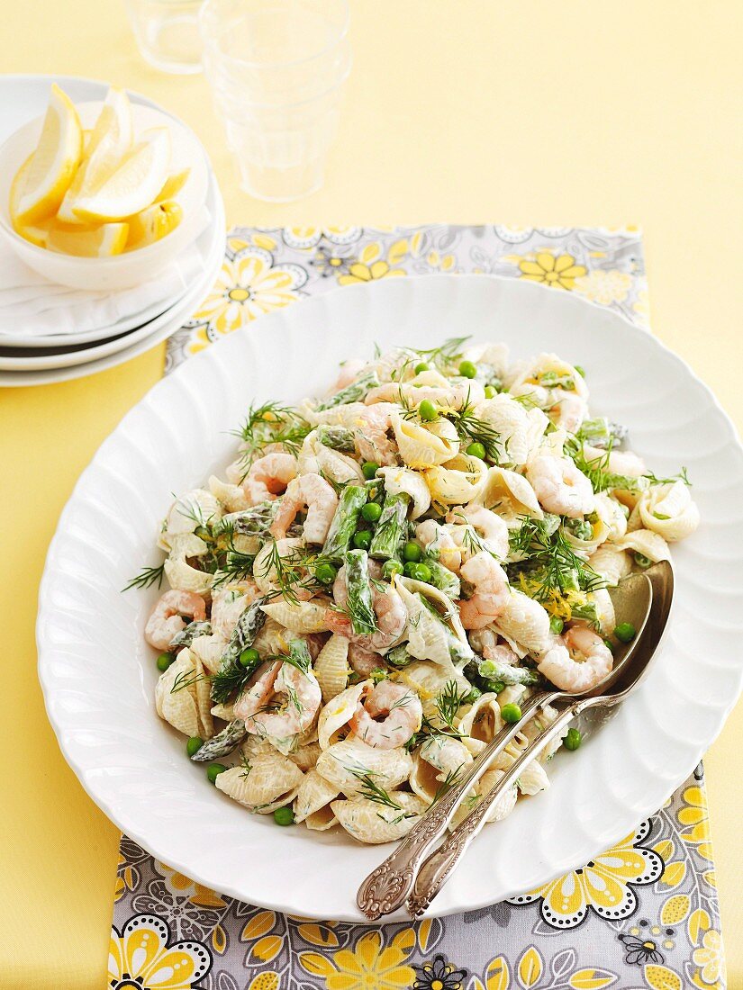 Pasta shells with asparagus and prawns