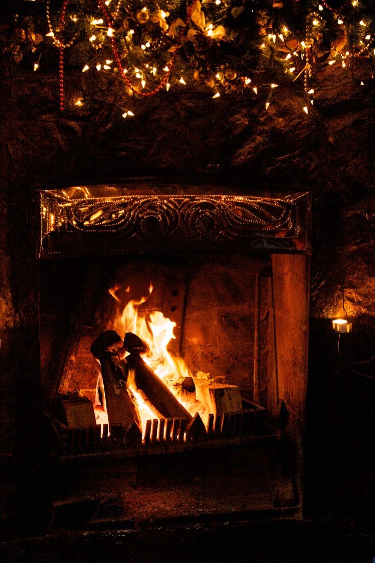 Fire in open fireplace (Christmassy)