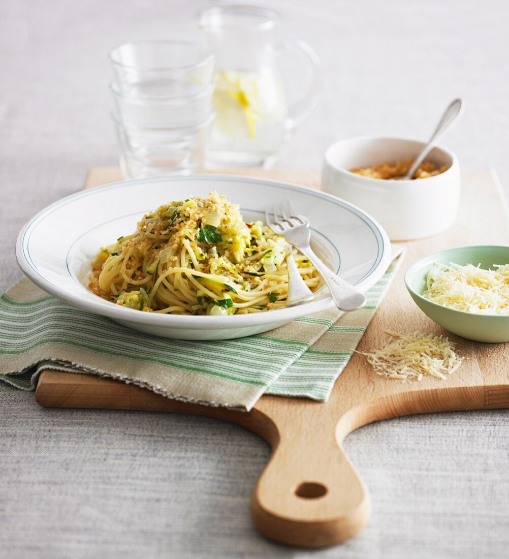 Spaghetti with courgette and cheese
