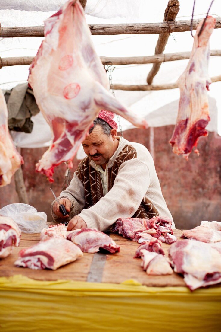 Metzger zerteilt Fleisch auf dem Markt (Nordafrika)