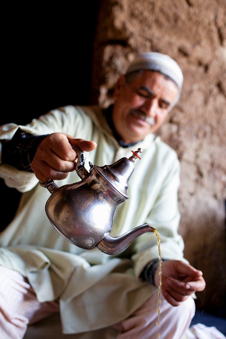 Nordafrikaner schenkt Tee ein