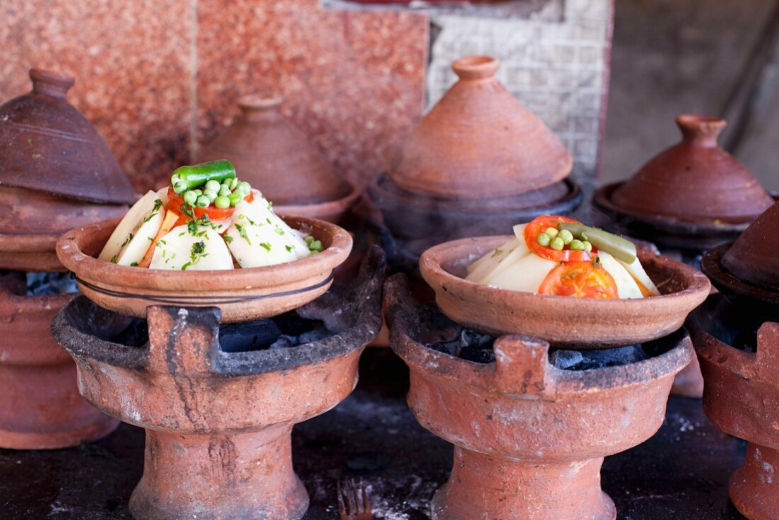 Verschiedene Tajine-Gerichte auf einem Markt in Nordafrika