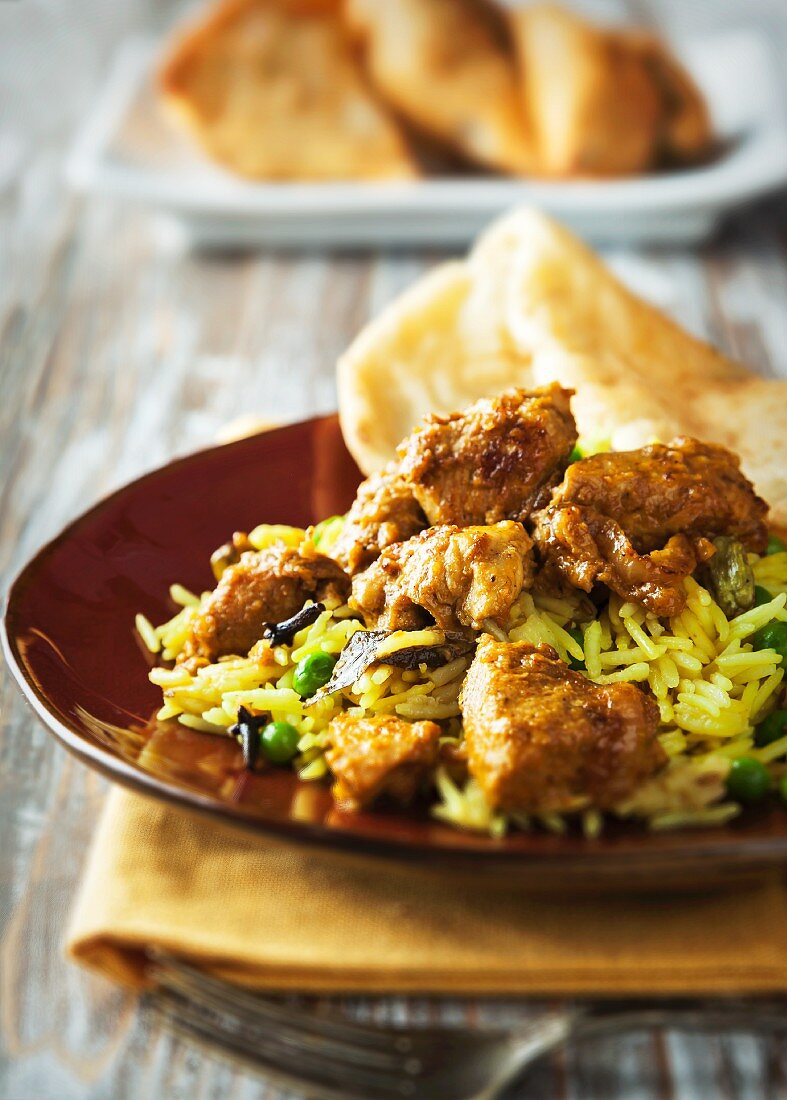 Hühnchen Tikka Masala mit Basmati-Reis, Brot und Bhatura Samosas