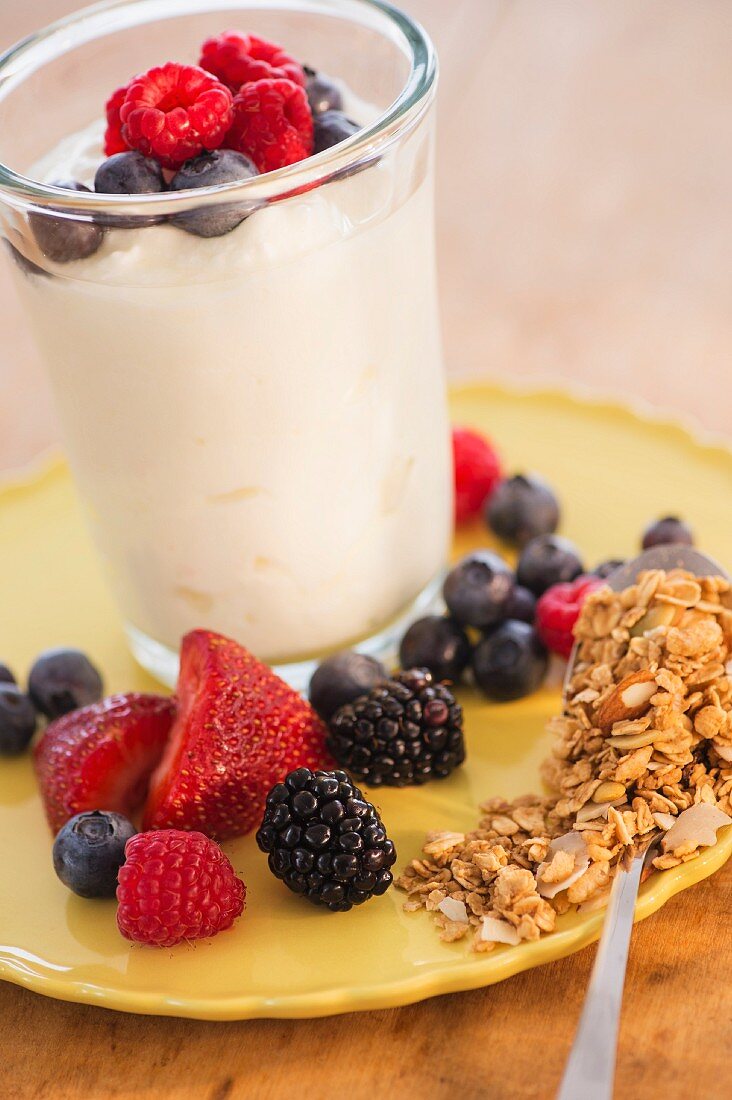 Gesundes Frühstück mit Beeren, Joghurt und Cerealien