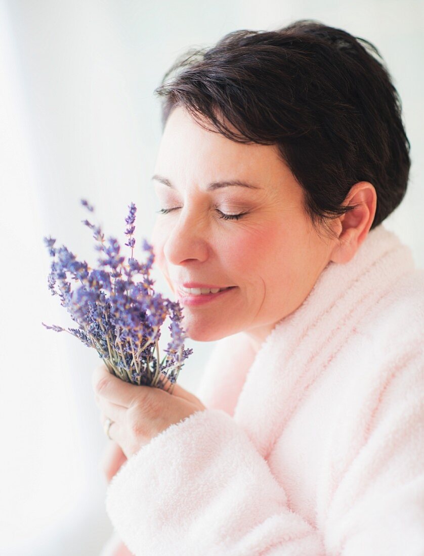 Frau hält duftende Lavendelblüten