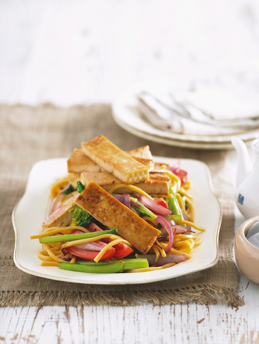 Pasta with glazed tofu and vegetables