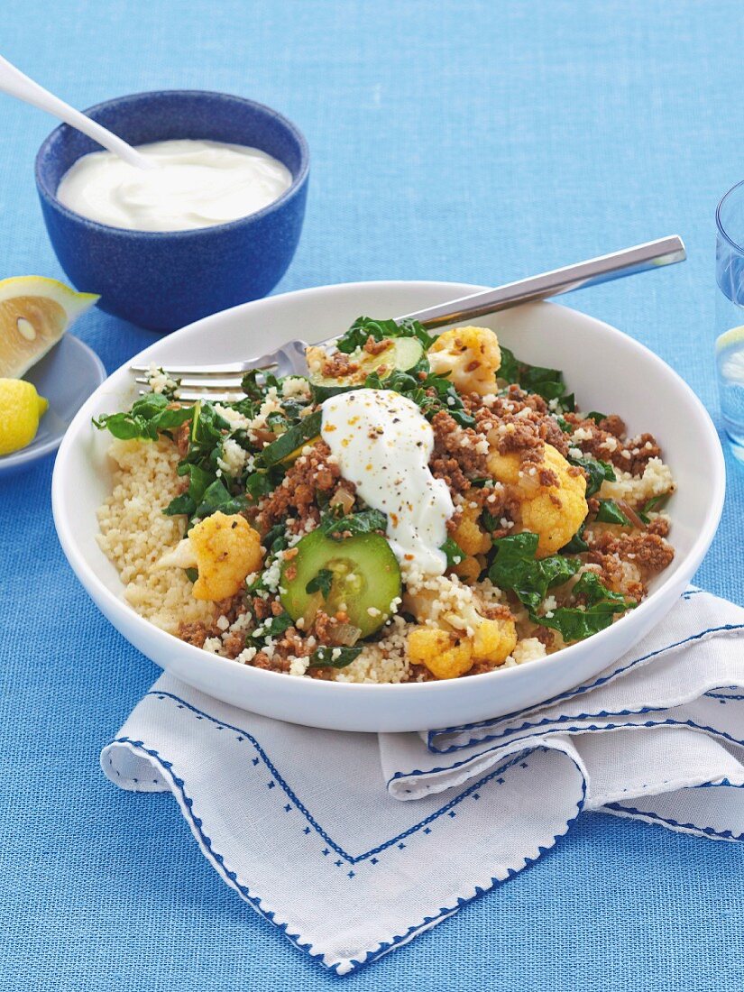 Couscous mit Hackfleisch, Blumenkohl, Joghurt und Minze (Marokko)