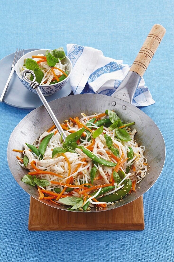 Rice noodles with chicken, lemon and basil