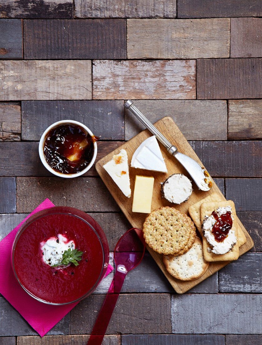 Käseplatte mit Crackern und Marmelade