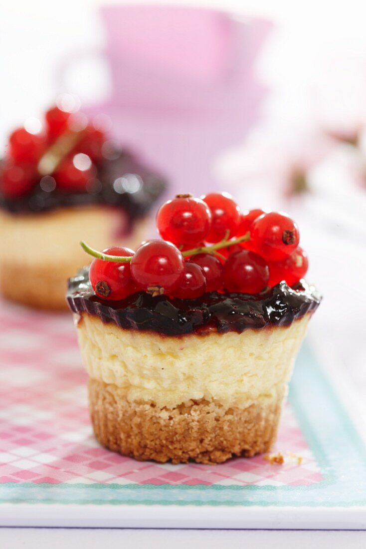 Mini cheesecakes with redcurrants