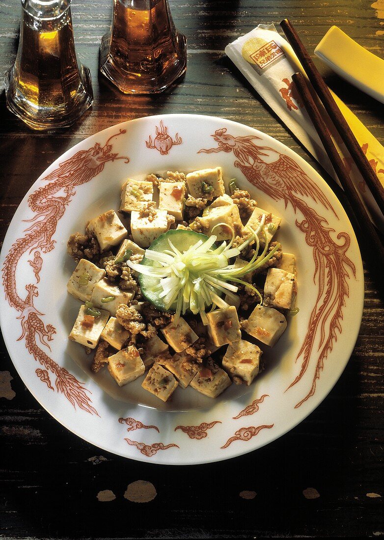 Tofu Ma-Po-Art(Tofuwürfel mit Hackfleisch, Frühlingszwiebeln)