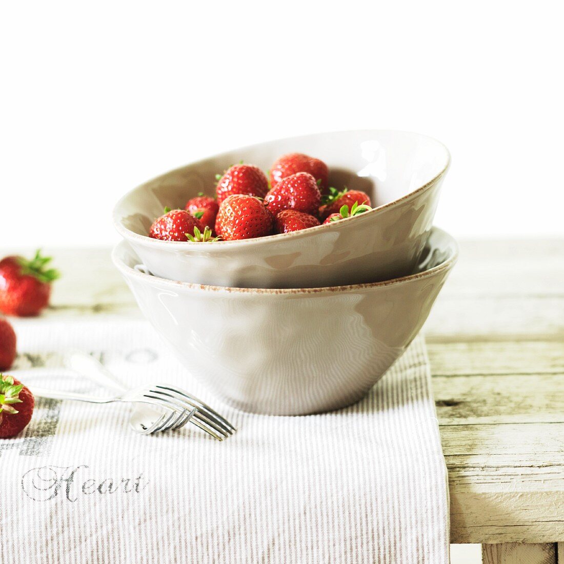 Fresh strawberries in a ceramic dish