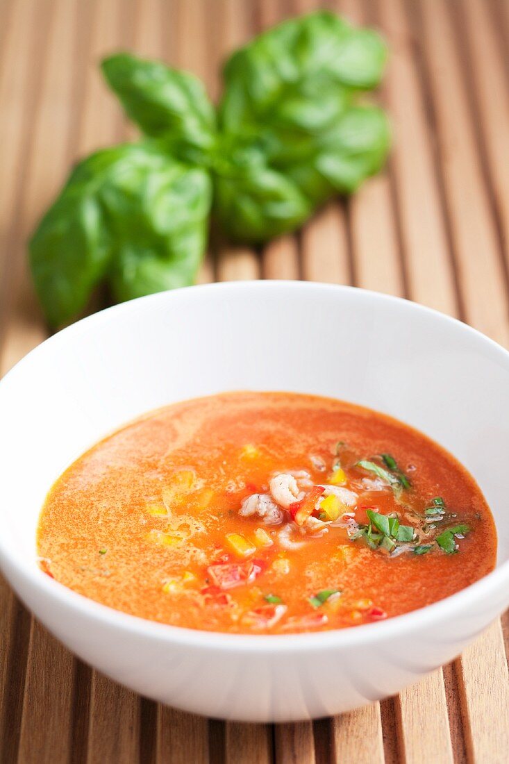 Kalte Melonen-Paprika-Suppe mit Basilikum