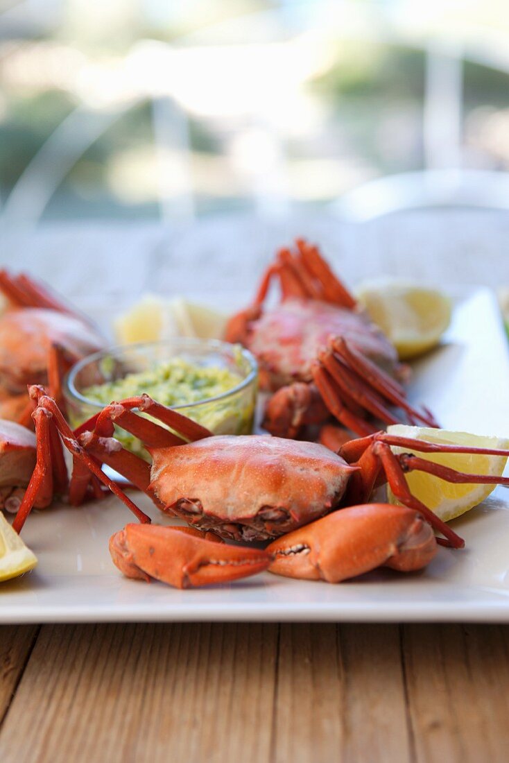 Crabs with dip and lemon