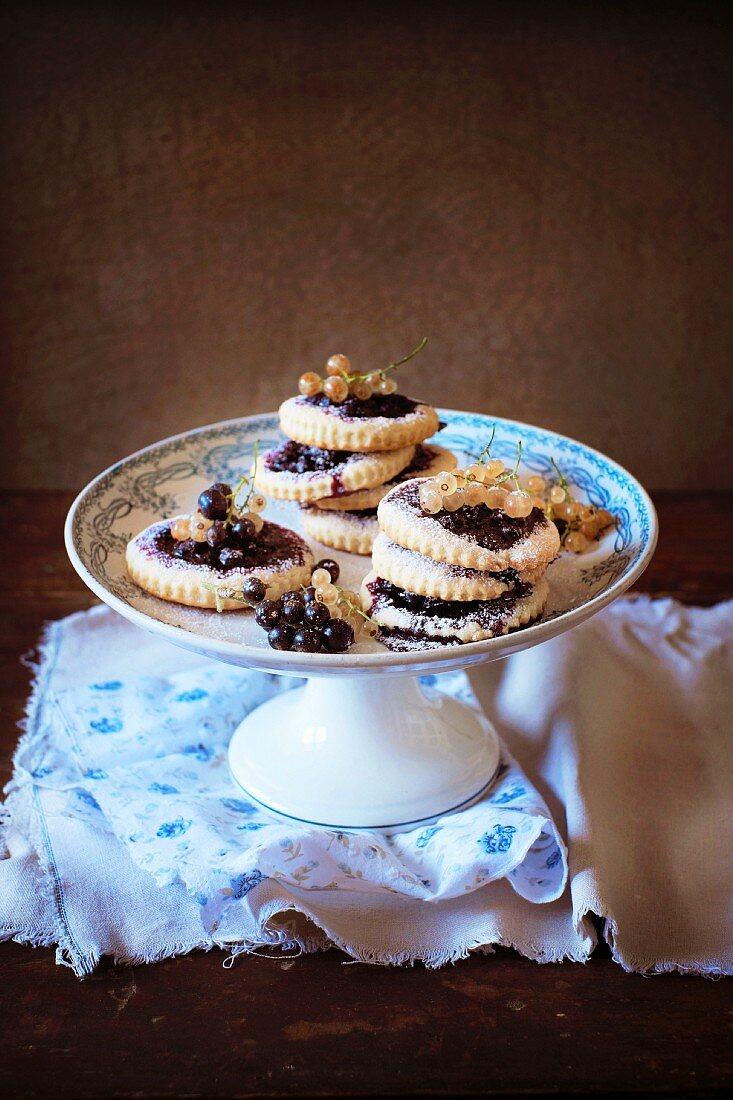 Plätzchen mit schwarzen und weißen Johannisbeeren