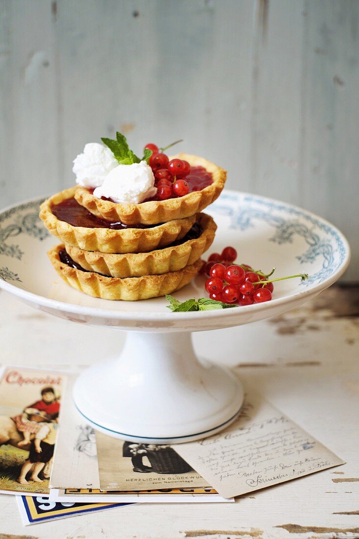 Mini pie with red currants jelly and goat cheese mousse