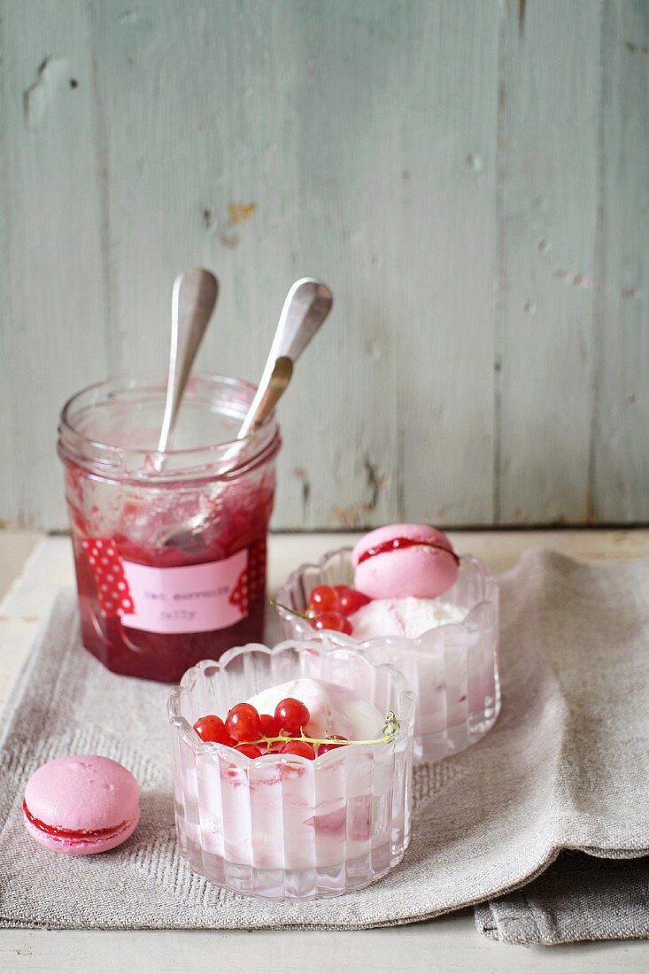 Macarons mit roter Johannisbeergelee gefüllt auf Eis