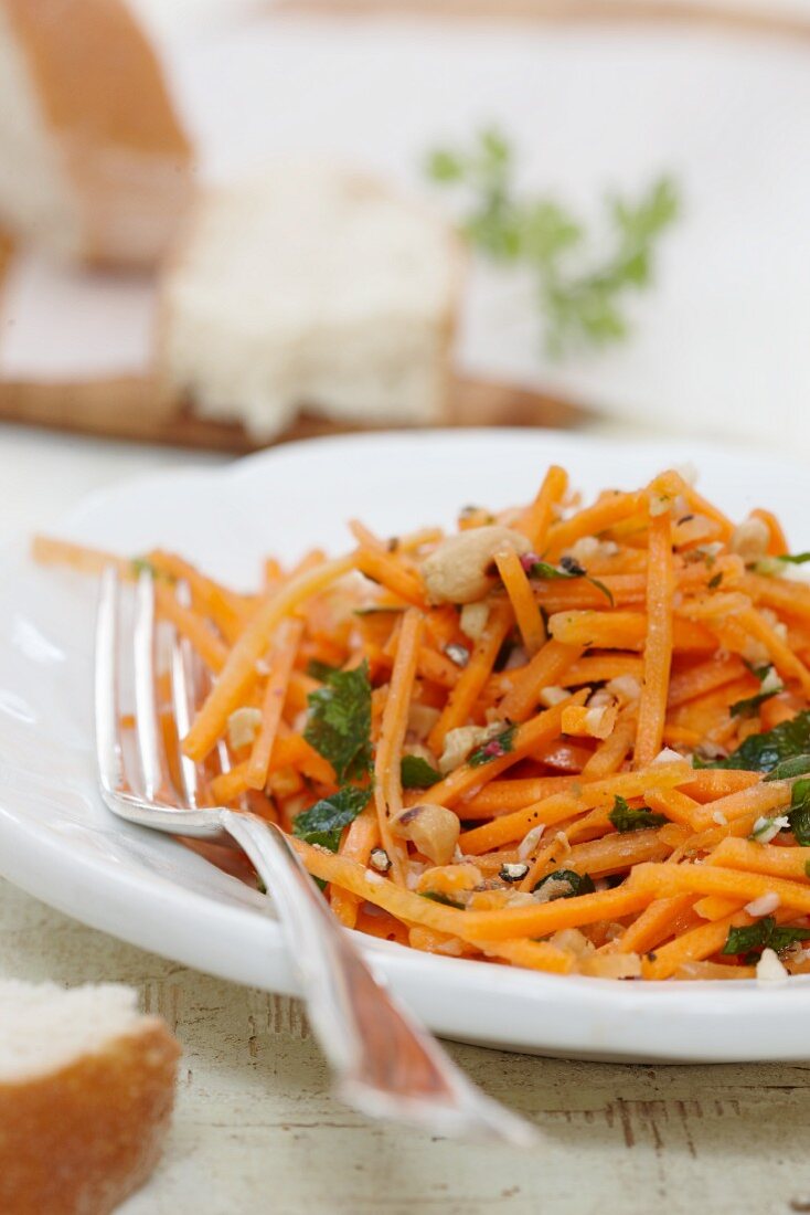 Möhrensalat mit gerösteten Erdnüssen