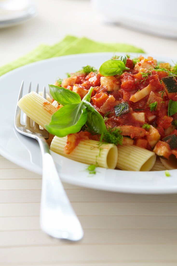 Rigatoni with tomato and vegetable sauce