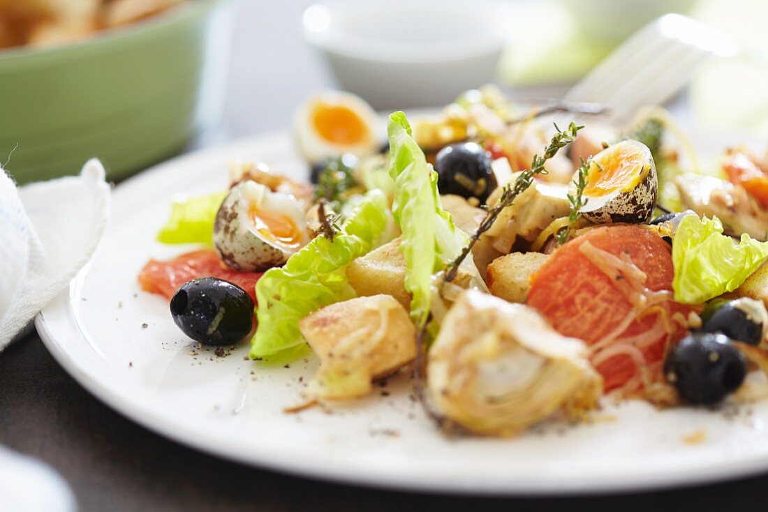 Mixed salad with olives, tomatoes and quail's eggs