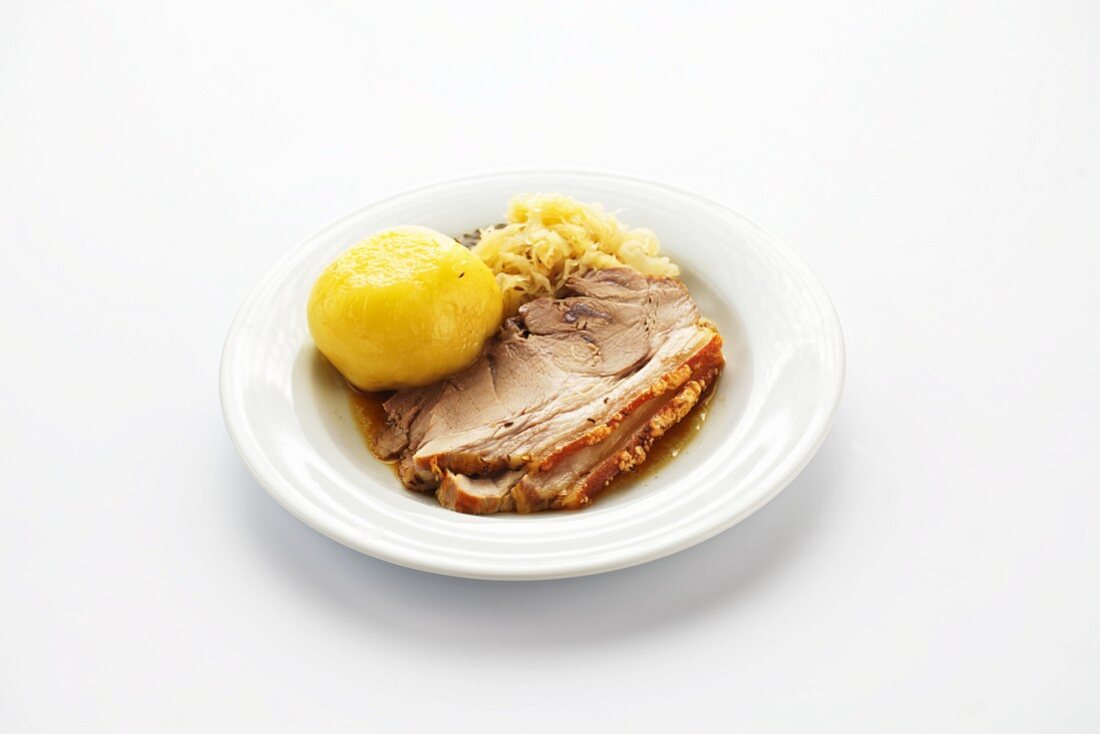 Gebratene Schweinsschulter mit Kartoffelknödel und Sauerkraut