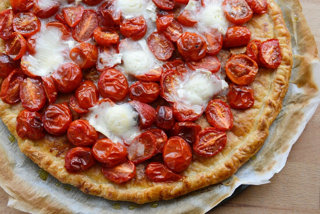 Tomato tart with mozzarella