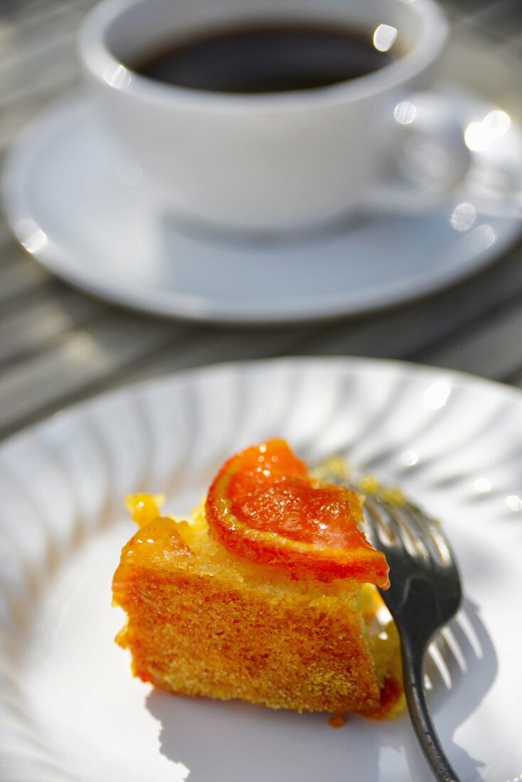 Ein Stück Orangenkuchen zum Kaffee