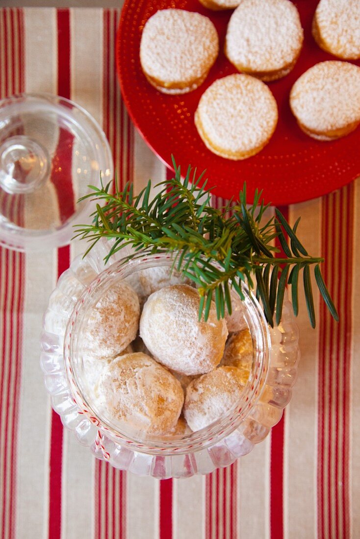 Butterplätzchen im Vorratsglas und Plätzchen mit Lemon Curd