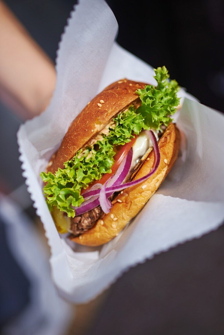 Cheeseburger in Papiertüte