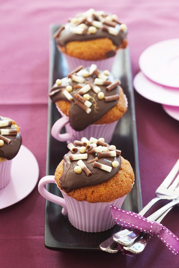 Cupcake mit Schokoladenglasur und Schokoröllchen