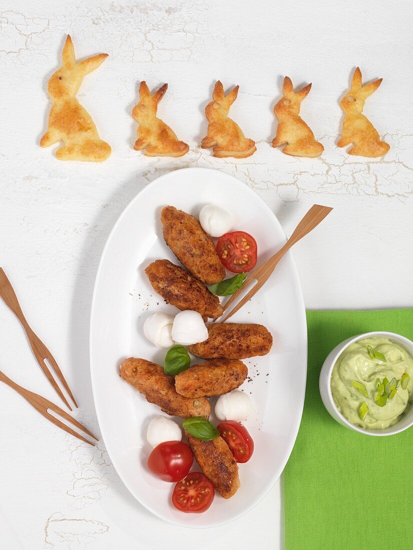 Gemüsekroketten, Mozzarella, Tomaten, Avocadodip und hasenförmige Plätzchen