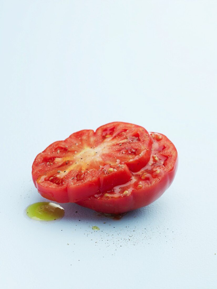 Frische Tomaten mit Olivenöl, Salz und Pfeffer