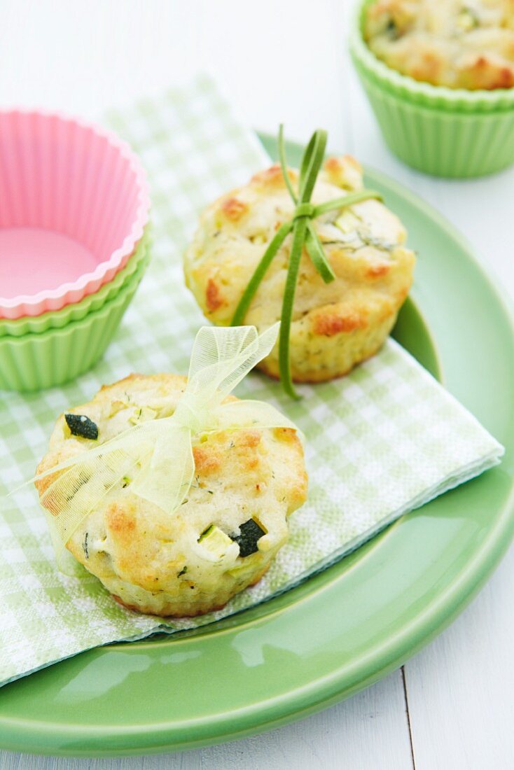 Zwei Zucchinimuffins