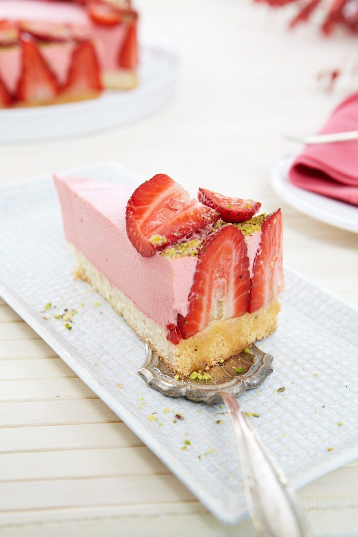 Erdbeer-Joghurt-Kuchen – Bilder kaufen – 11200043 StockFood