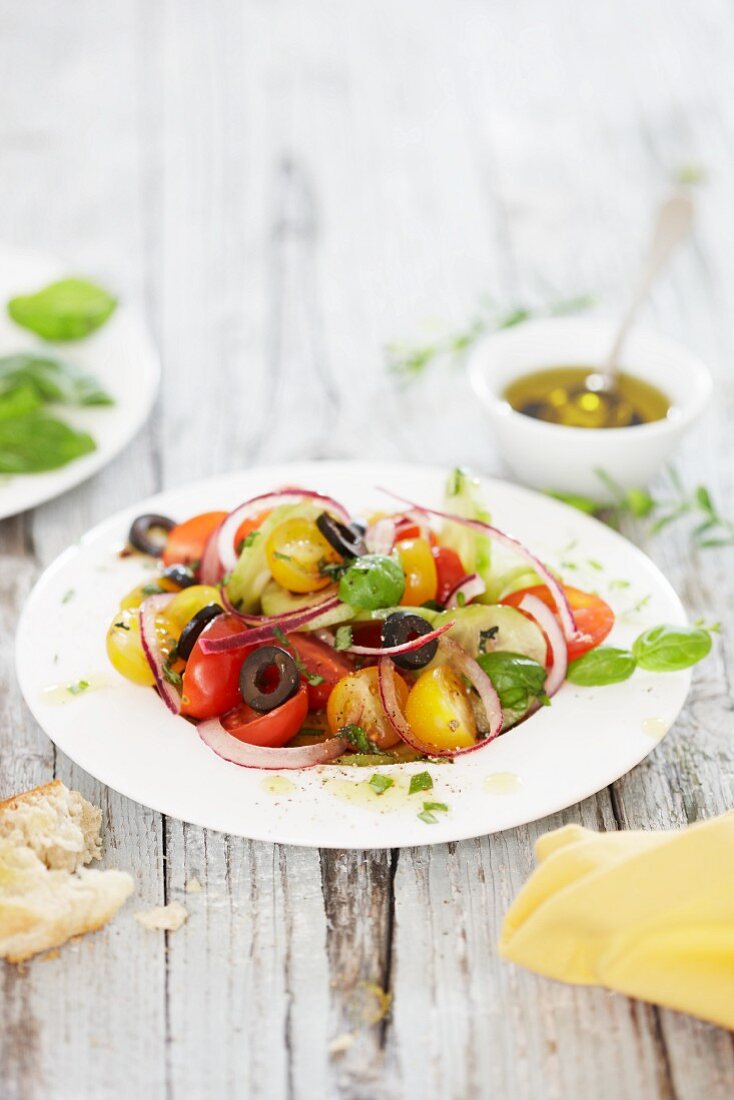 Tomatensalat mit roten Zwiebeln und Oliven