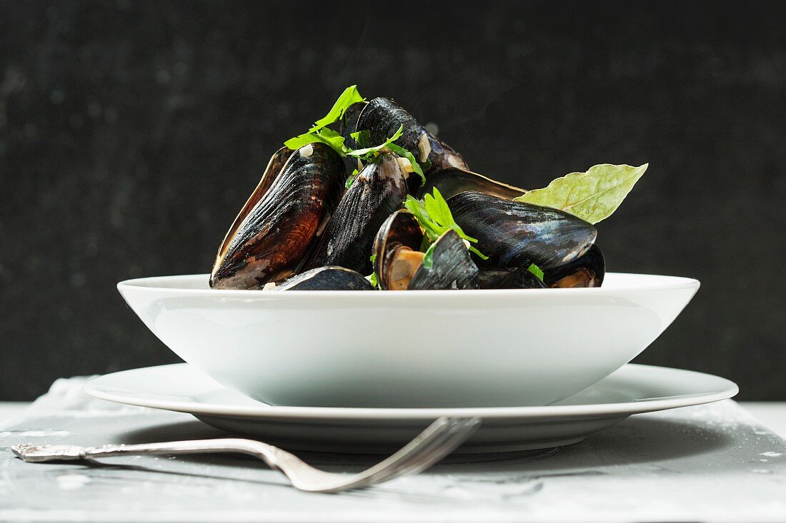 Mussels with parsley and a bay leaf