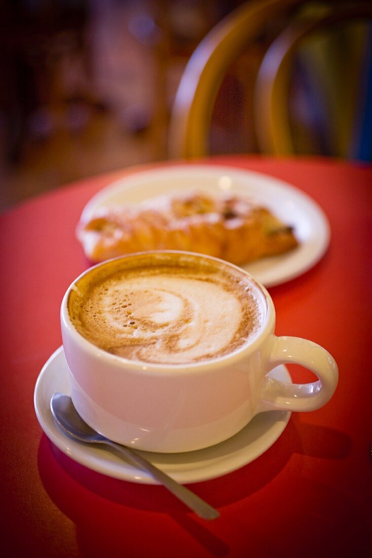 Café Latte mit Schokolade Croissant