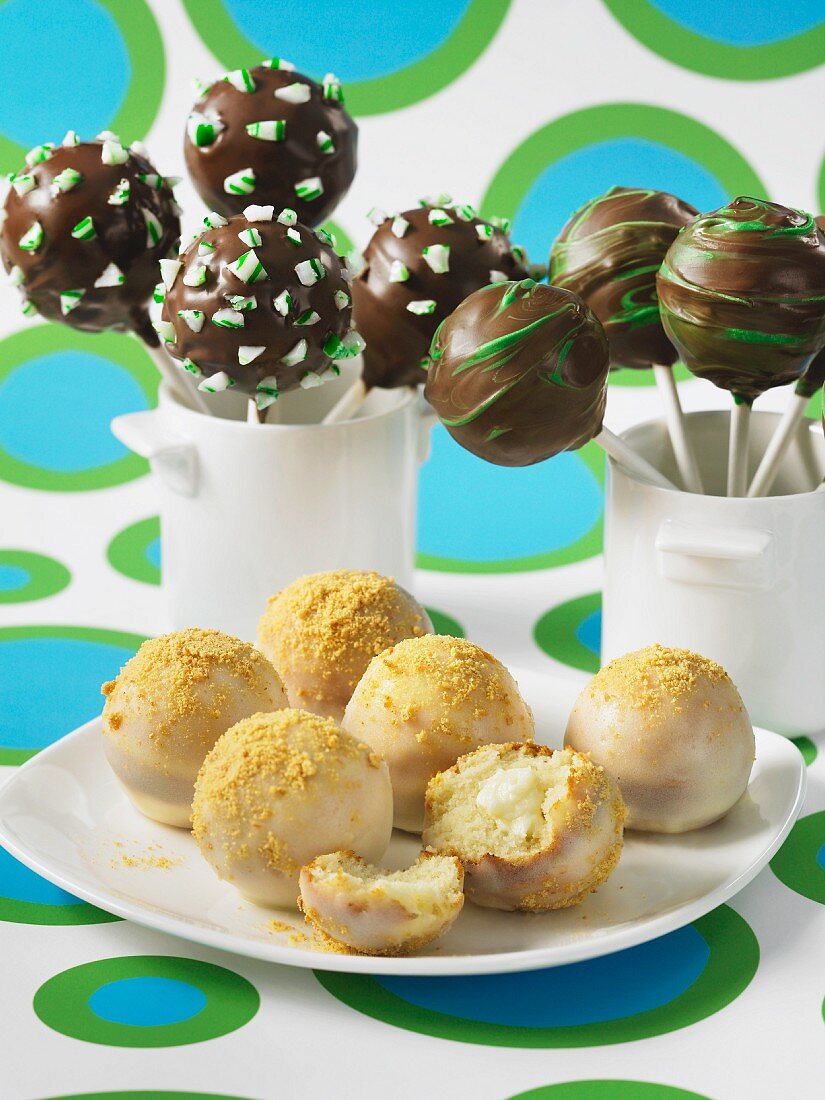 Verschiedene Cake Pops (Käsekuchen, Schokolade mit Pfefferminzbonbons)