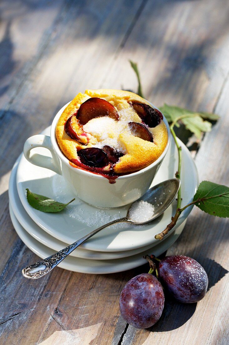 Quark soufflé with plums, in a cup