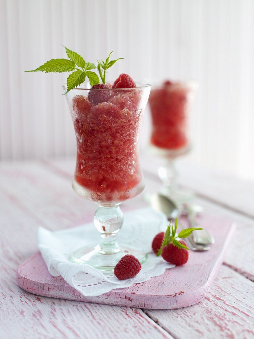 Himbeergranita und frische Himbeeren