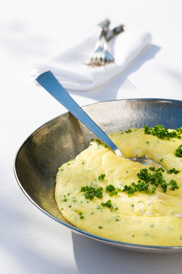 Creamy polenta with sliced chives
