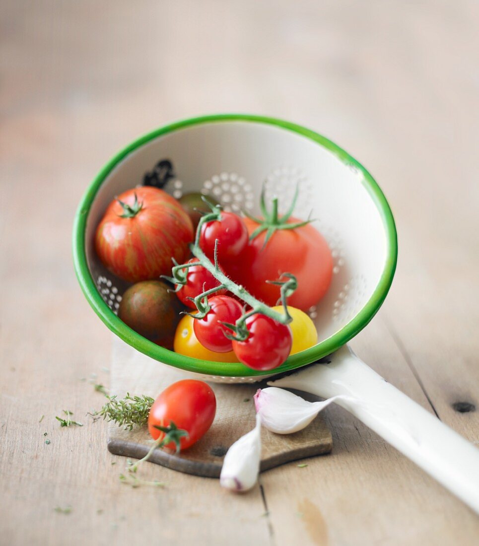 Tomaten in einem Schaumlöffel