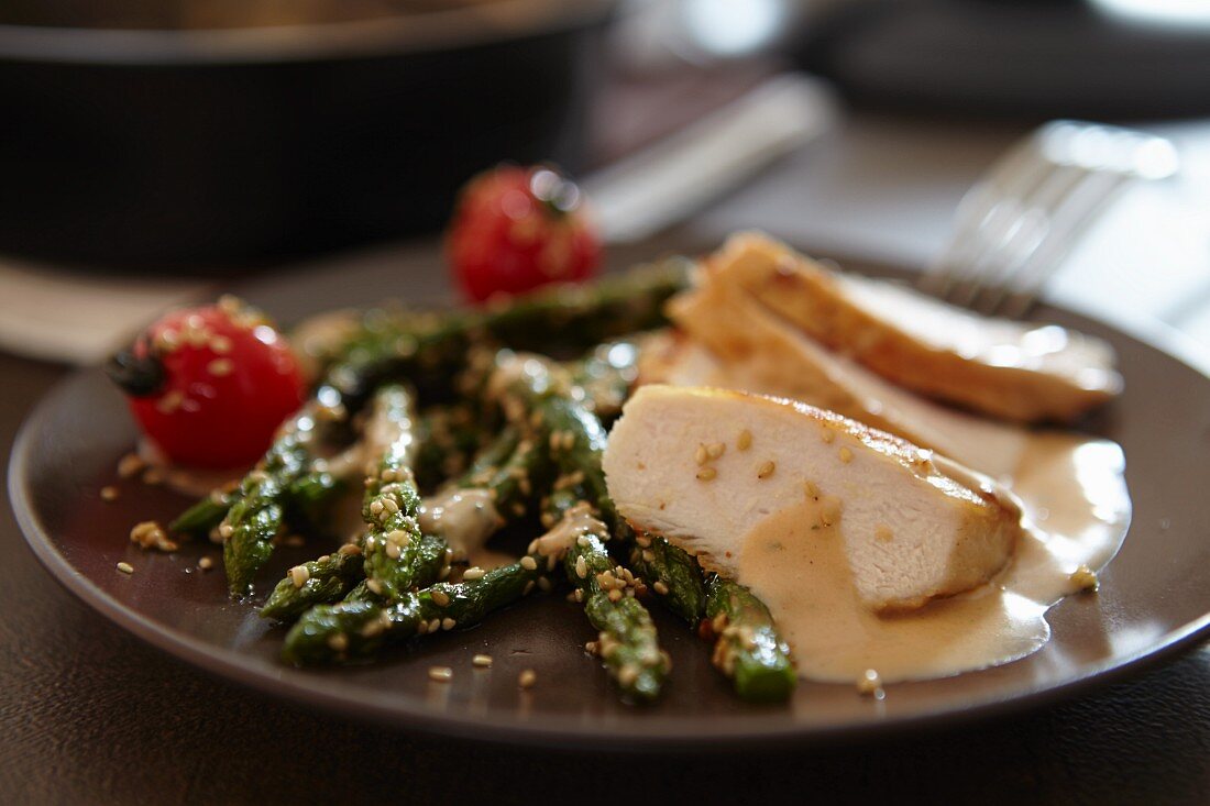 Chicken breast with asparagus and mustard sauce